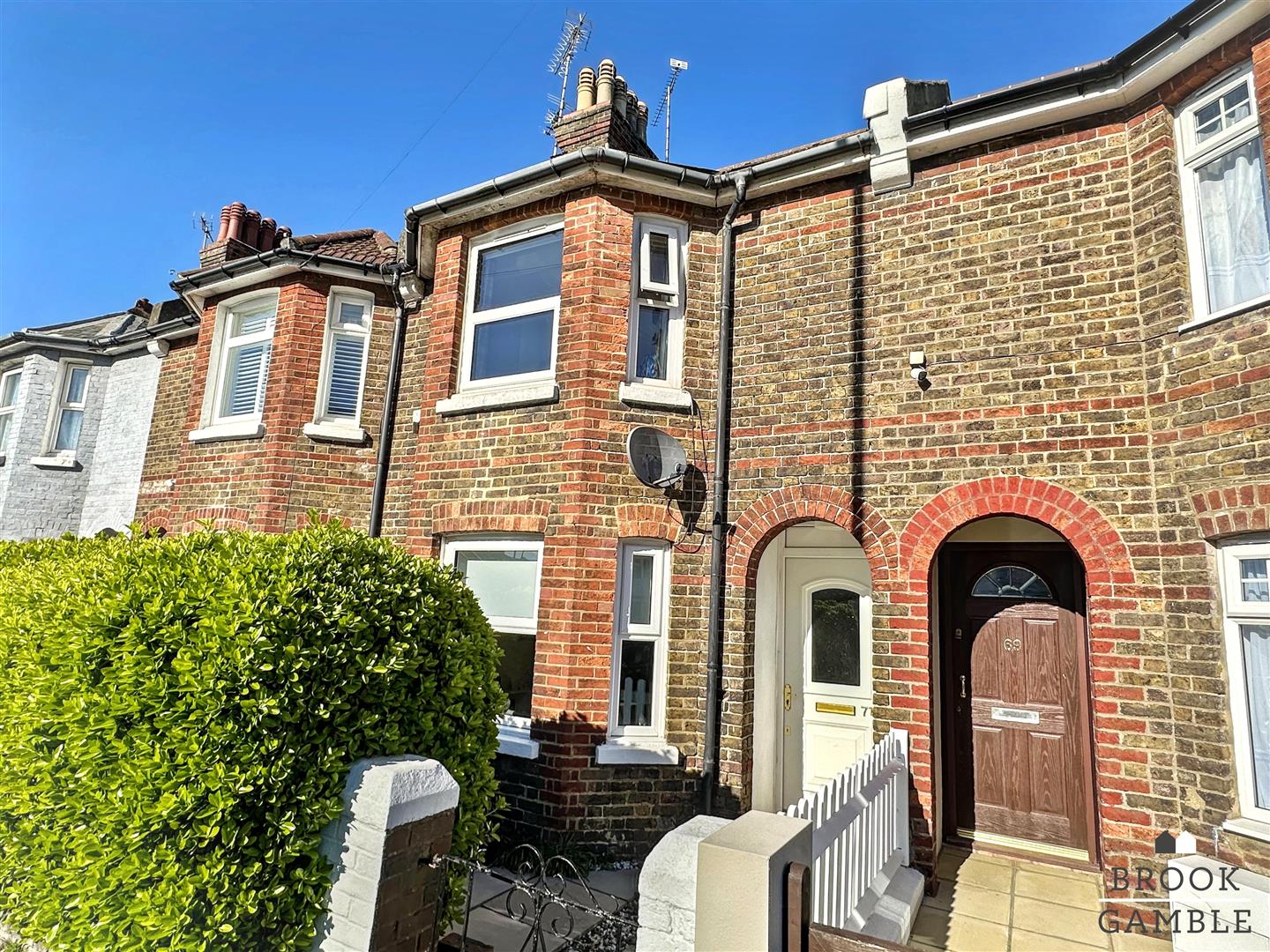 2 Bedroom House. Bourne Street in Eastbourne,  19